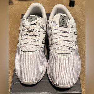 BRAND NEW White New Balance Women's 24 V1 Sneaker 5.5 Wide